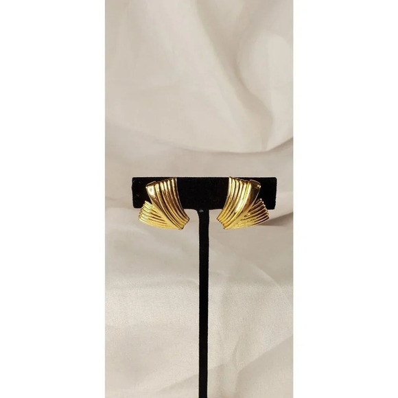 Vintage Crown Trifari Textured Gold Tone Folded Clip on Huggies Earrings Signed - Picture 4 of 13